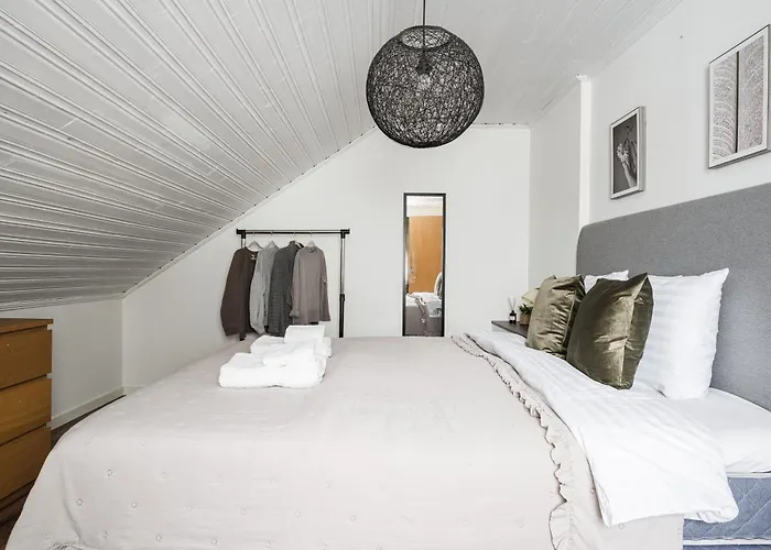 Guestly Homes - 1,5Br Top Floor Residence With Lake View