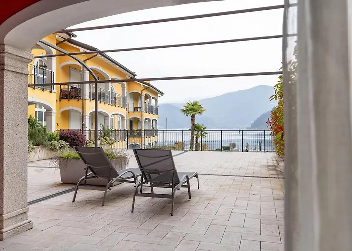 Elegant Lake View Apartment With Pool