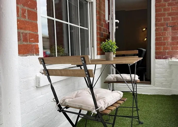 3 Bedroom Apartment With Balcony In London, Free Parking