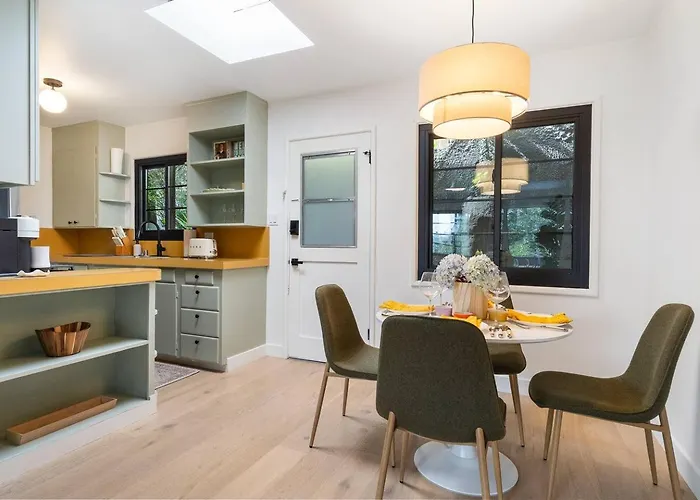 Luxury Flat | Walk To Town | King | Ac | Parking