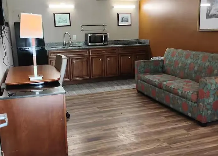 1 King Bed 1 Bath Apt With Full Kitchen 103