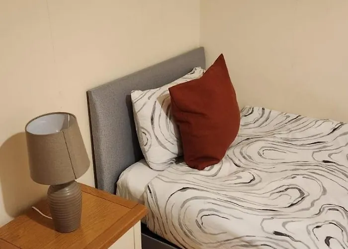Everything You Need I Spacious 3Br I Sleeps6 I Free Parking I Wi-Fi I Long Term Rates Available