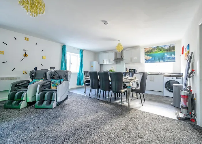 F2Th - Stylish Treehouse Flat In Batley
