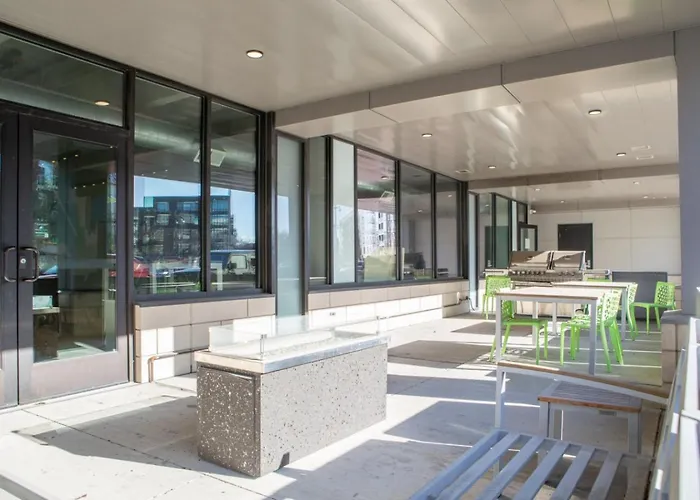 The Brady Corner Suite - Near Fiserv With Balcony - Sleeps 4