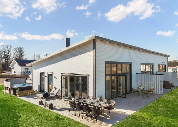 Nybyggt Hus Med 3 Sovrum, Jacuzzi Och Naerhet Till Strand