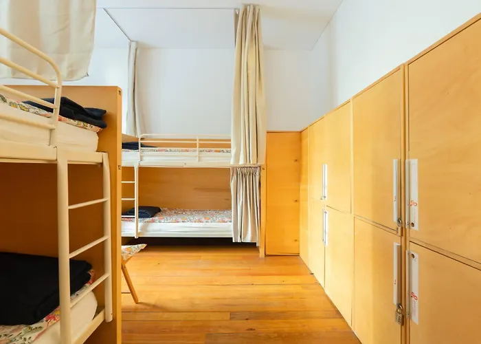 Porto Lounge & Guesthouse By Host Wise