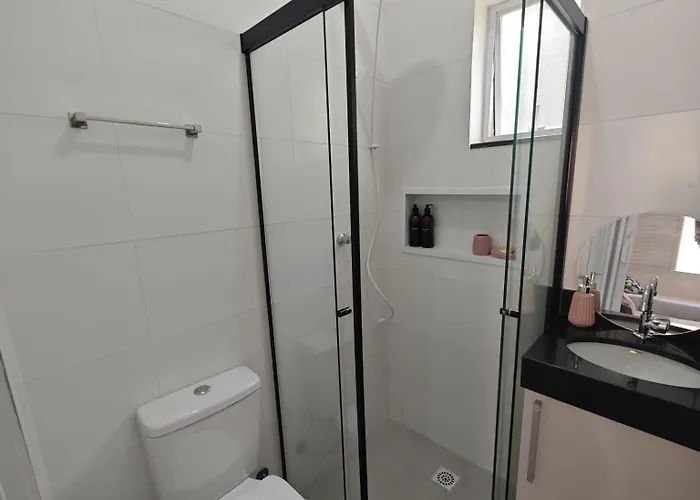 Apartamento No Centro De Mongagua, Perto Da Praia E Com Ar Condicionado !