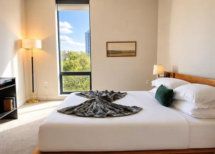 East Side Luxury 1Br Apt - Near Brady St With Balcony And Lounge - Sleeps 4