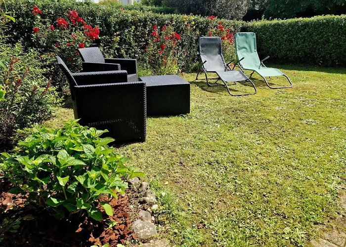 Centre Ville De Sarzeau, Appartement Au Calme Avec Jardinet Et Parking Prive