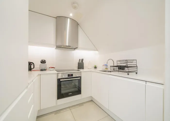 New! Modern Elegant 2-Bed Apartment, Free Parking