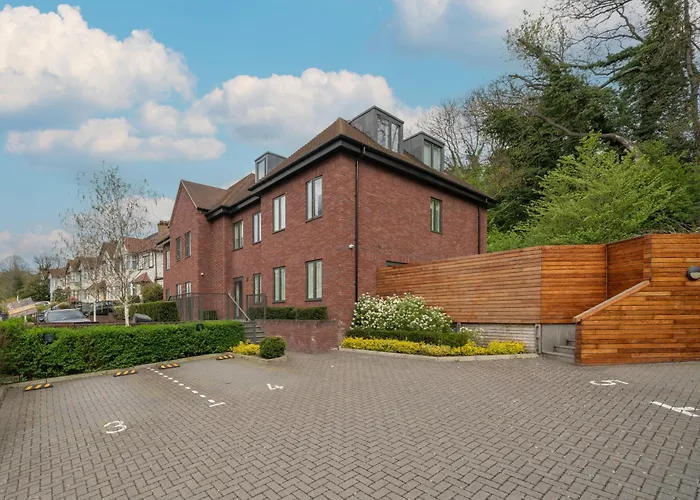 New! Modern Elegant 2-Bed Apartment, Free Parking
