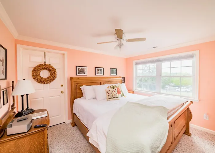 New Kid In Town - King Bed & Sofa Bed - Sleeps 2-4