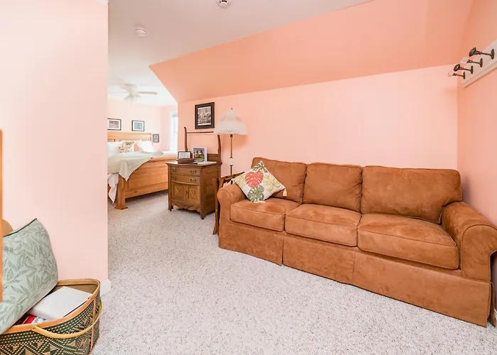 New Kid In Town - King Bed & Sofa Bed - Sleeps 2-4