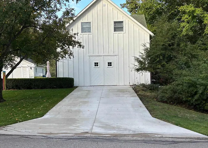 Downtown Douglas Coach House