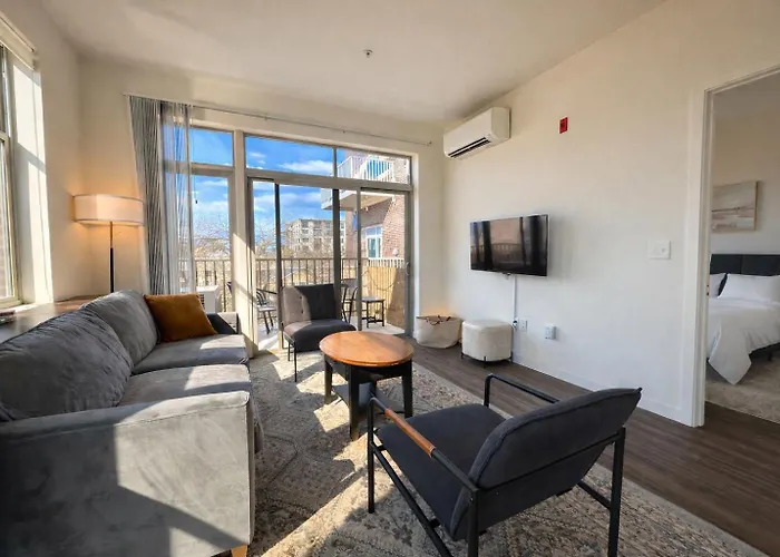 Brady St Oasis - Walkable & Quiet Neighborhood + Private Balcony - Sleeps 5