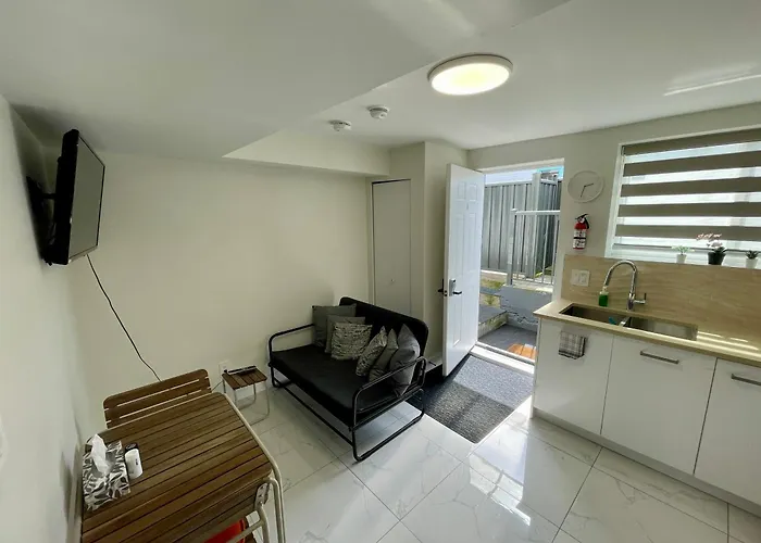 Budget Friendly 2 Bedroom Suite - Save On Weekly And Monthly Stays!