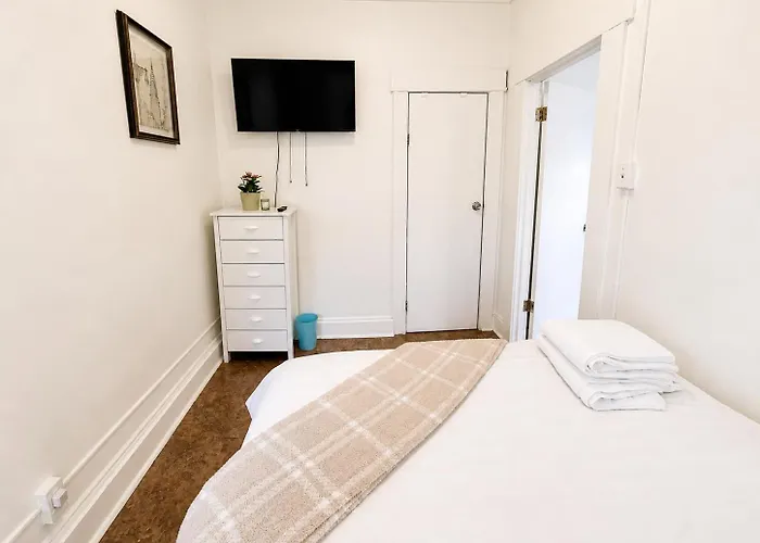 1 Bedroom Suite, 7-15 Mins To Times Square, Sleeps 4, Rare Find!