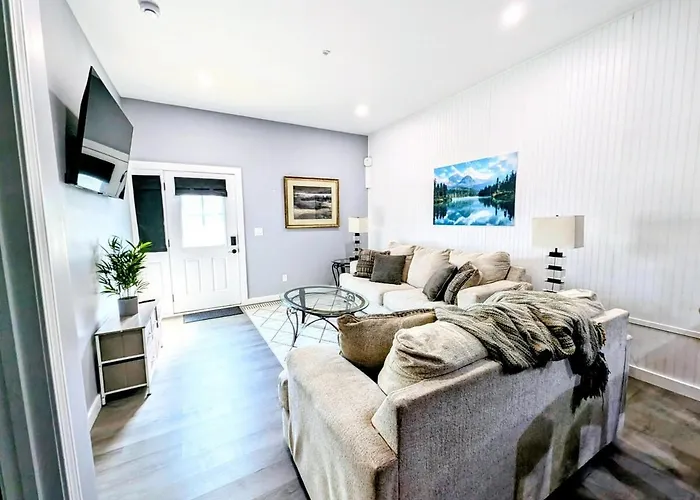 New 2 Bedroom Unit In Prime Location
