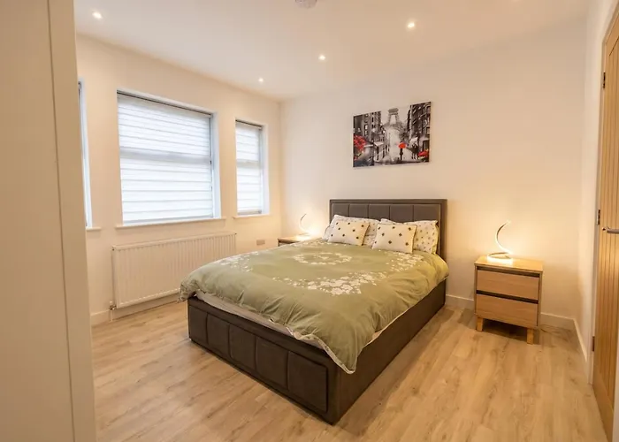 Stanmore Maisonette With Free Parking And Jubilee Line Access