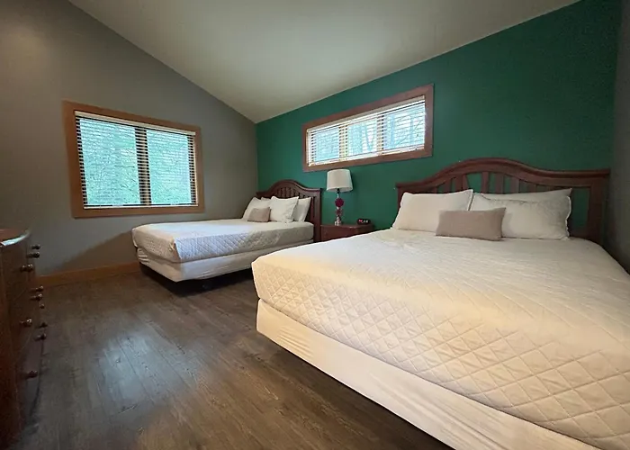 Ski-In 5Br Retreat At Boyne Mtn - Walk To Lifts & Fun!