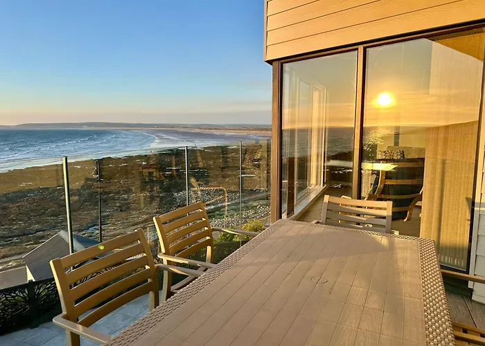 Stylish 3-Bed Seaview Retreat With Balcony - Steps From The Beach - Westward Ho!