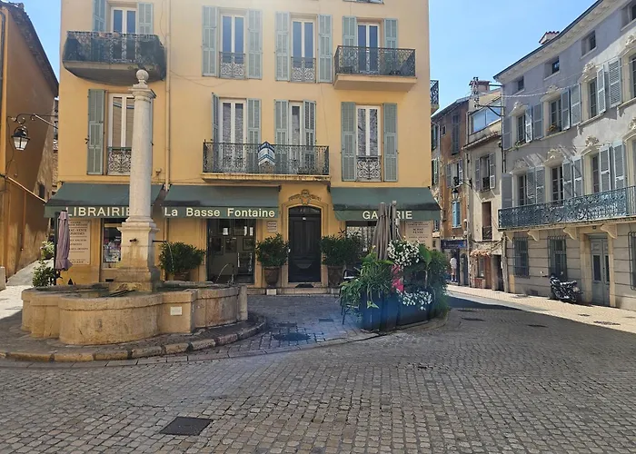 Joli Cocon Sous Les Toits Au Coeur De Vence Et Sa Charmante Terrasse Tropezienne