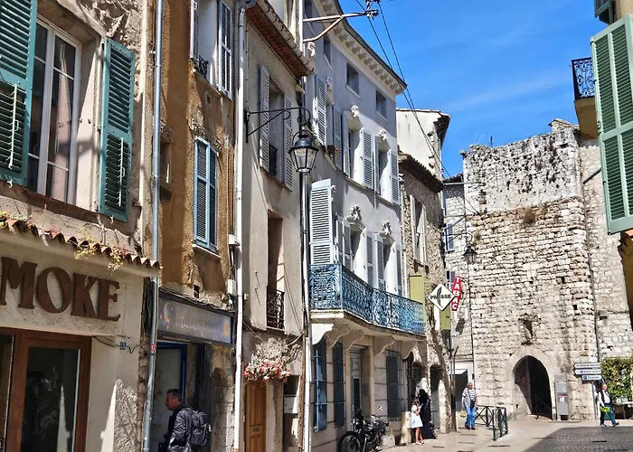 Joli Cocon Sous Les Toits Au Coeur De Vence Et Sa Charmante Terrasse Tropezienne