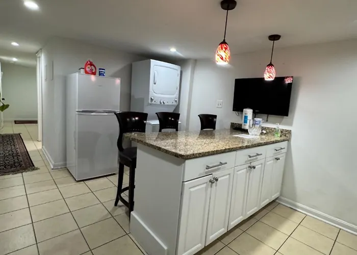 Renovated English Basement 2Bdrm Home Near Metro