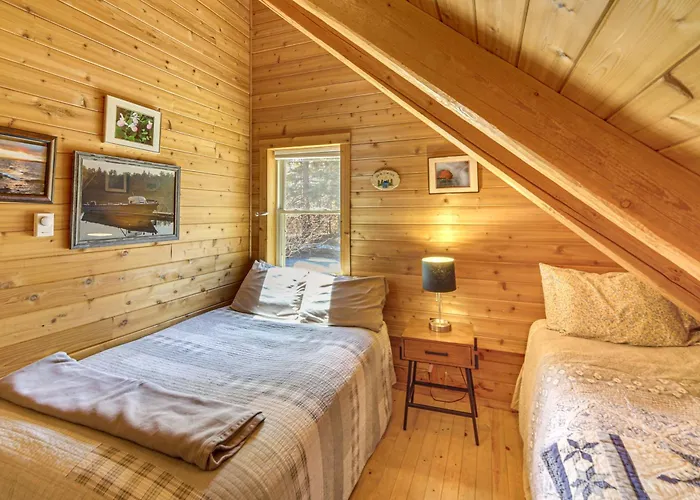 Waterfront 'Up Badger Lodge Bnb' On Powell Lake