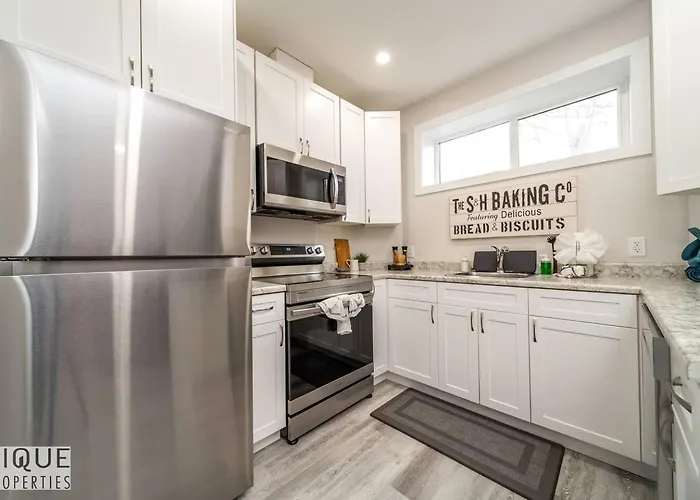 New, Mountain Chic Suite, Whyte Avenue, Netflix, Wifi, Sleeps 6
