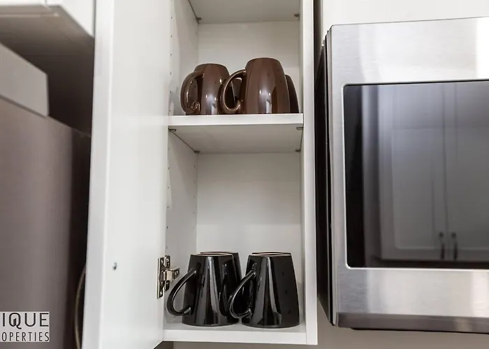 New, Mountain Chic Suite, Whyte Avenue, Netflix, Wifi, Sleeps 6