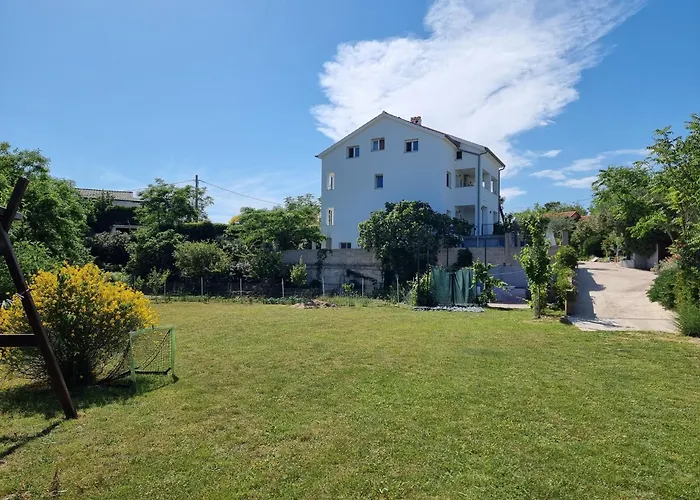 Zekic Family Apartments With Large Garden & Private Parking Quiet Area Lopar