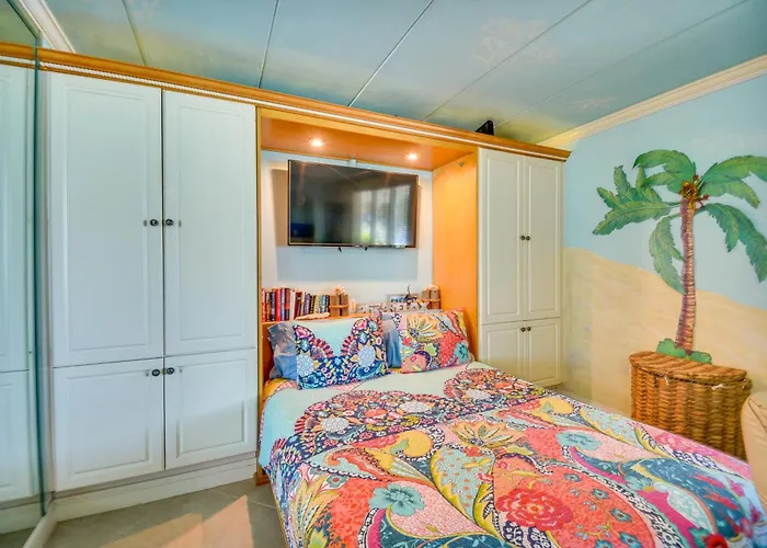 Colorful Virginia Beach Studio - Steps To Beach!