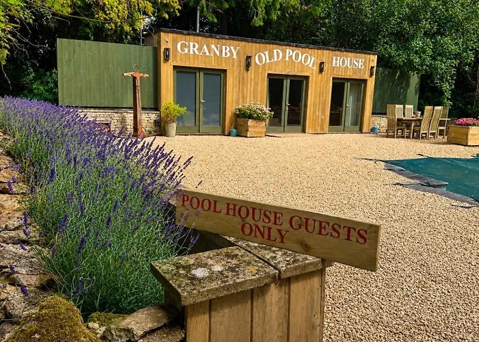 The Old Pool House, Stylish Large Studio In Private Country Estate With Air Con