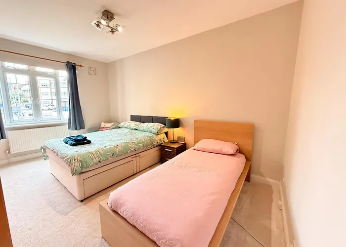 2 Bed Flat - Short Walk From Brent Cross Station
