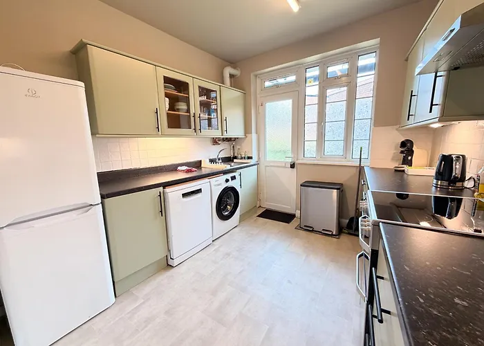 2 Bed Flat - Short Walk From Brent Cross Station