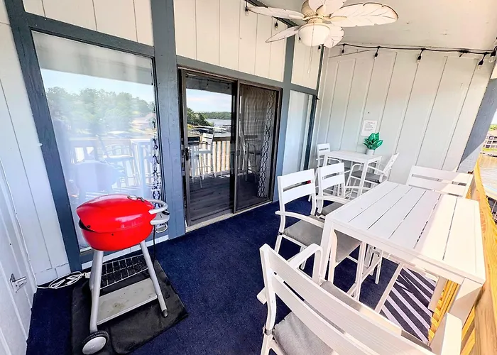 B Lakefront! Remodeled, Boat Slip, Patio Views, Pool, Boat Ramp, Wifi
