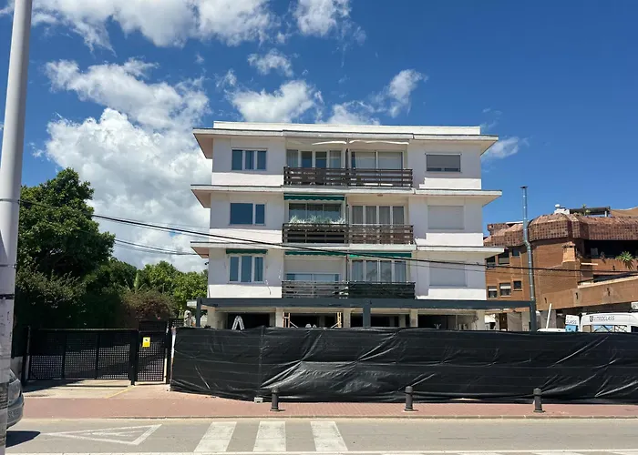 Apartamento de 2 habitaciones en primera línea con vistas al mar