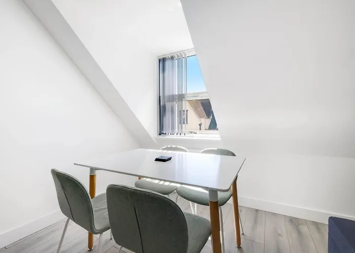 Modern 1 Bedroom Apartment Town Centre Camberley
