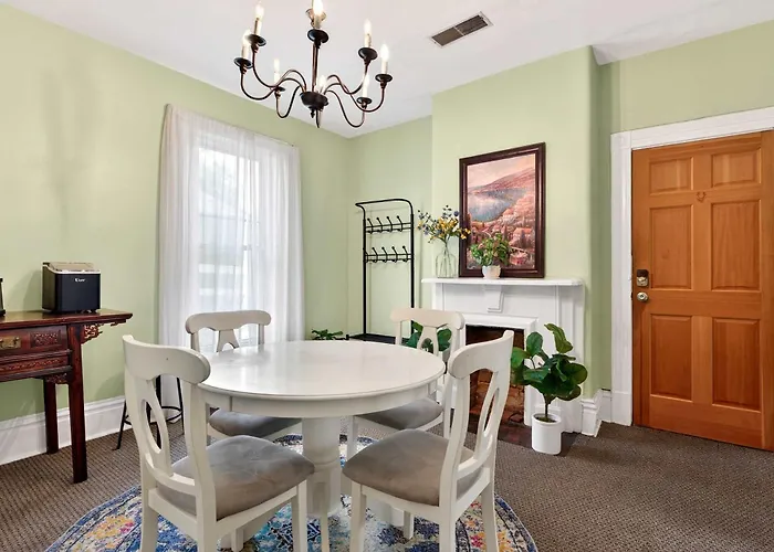 Charming Apartment In Bustling Clifton & Crescent Hill