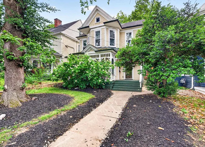 Charming Apartment In Bustling Clifton & Crescent Hill