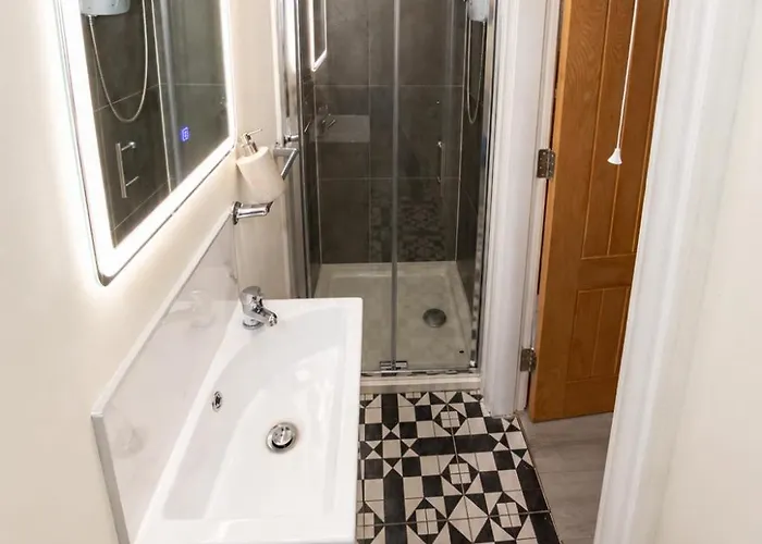 Unit 3 Modern Self Contained Apartment