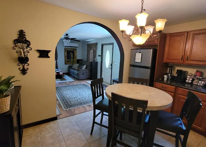 The Sovereign Suite - Cozy And Convenient With Home Theater