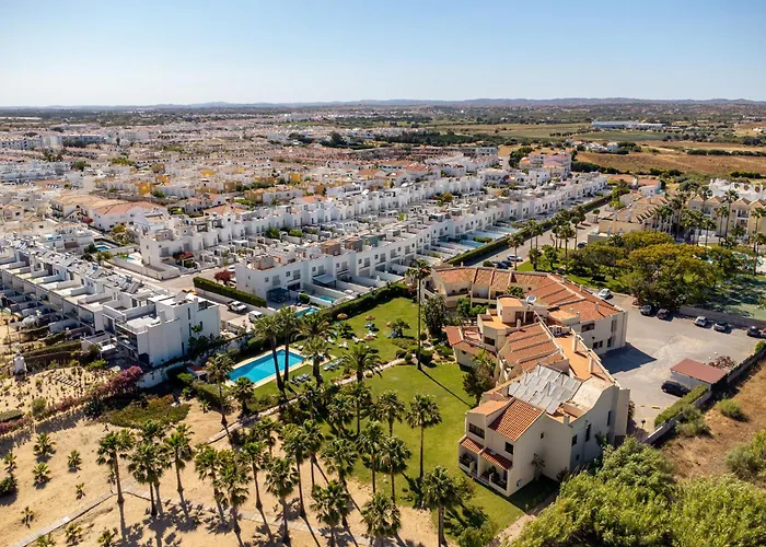 Praia Da Lota Beachfront Resort - Hotel & Apartments