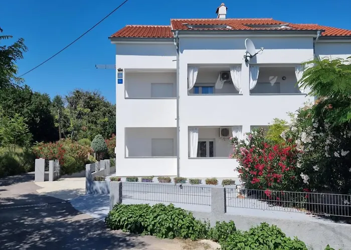 Zekic Family Apartments With Large Garden & Private Parking Quiet Area Lopar