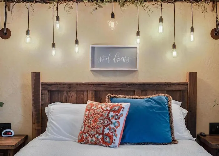 The Rustic Suite With Hot Tub Romantic Getaway On Main Street
