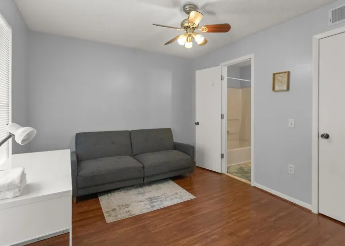 Spacious 4 Beds 4 Baths Condo Mins To Shands, Uf, & Downtown!