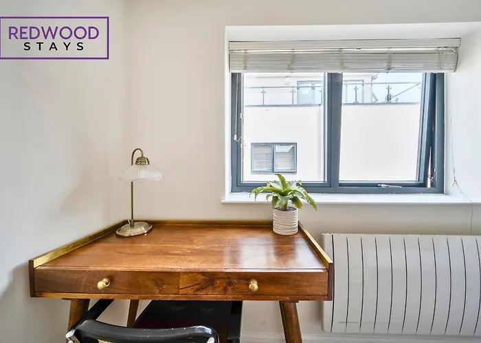 Quality Serviced Apartments In Camberley Town Centre, Free Wifi By Redwood Stays