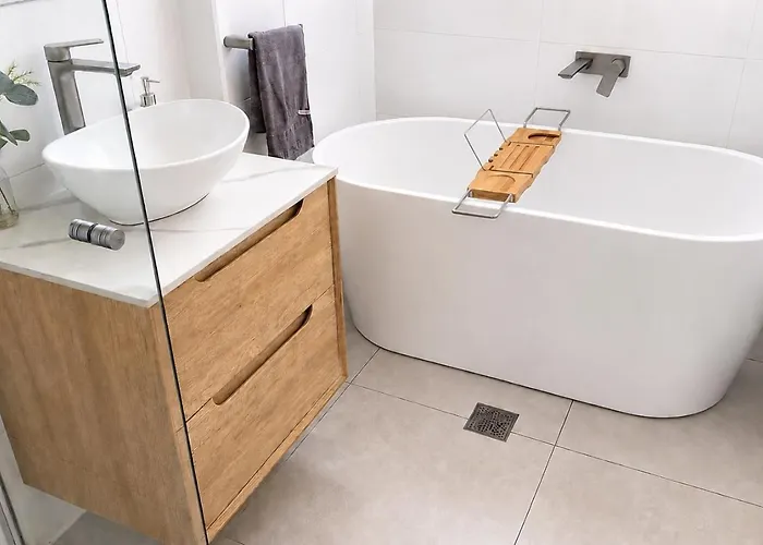 Central 2 Bedroom Apartment - Walk To Beach & Cbd - Sleeps 5