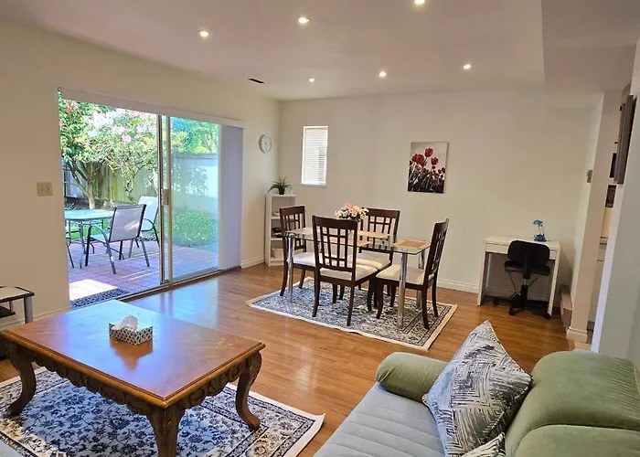 Bright 2 Bedroom Great Location